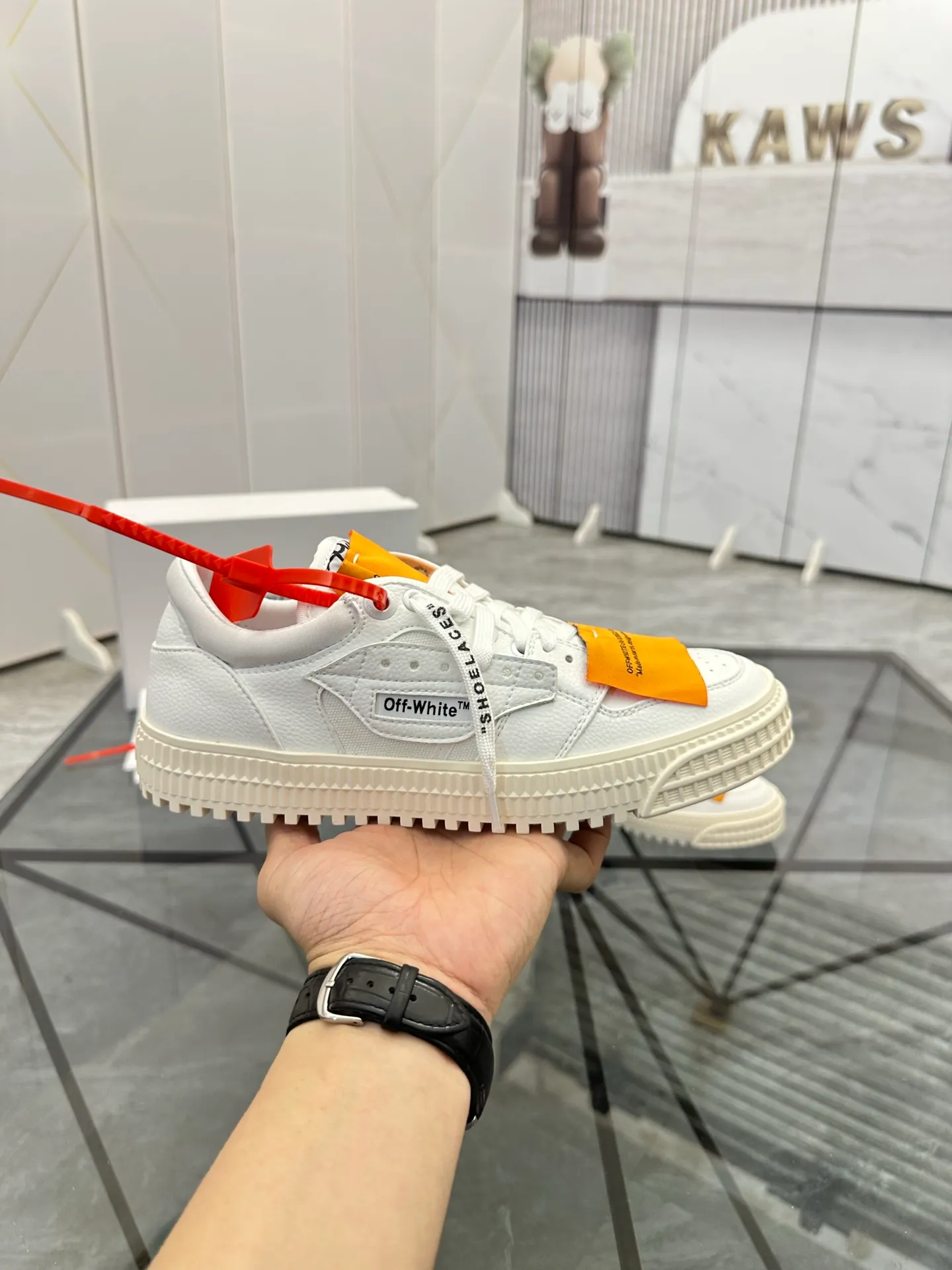 Selling men's shoes 💰: 💰P500¥ High-end top quality Product trademark: OFF WHITE *"OFF WHITE*" low-top casual shoes Regular size: 35-45 (can be customized to 46) Couple style Product materials: Upper imported first-layer cowhide stitched with original fabric, genuine leather lining, original outsole. No.: H203